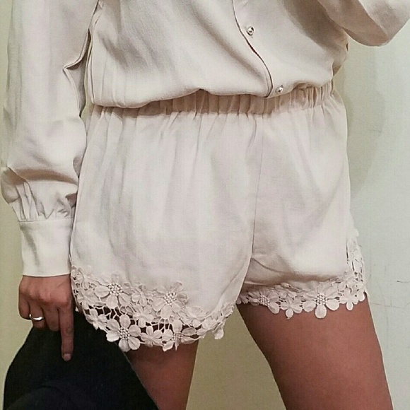 💕20%OFF💕CREAM FLORAL CROCHET LACE ROMPER - Picture 4 of 4