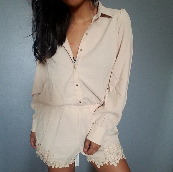 💕20%OFF💕CREAM FLORAL CROCHET LACE ROMPER - Picture 2 of 4