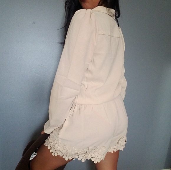 💕20%OFF💕CREAM FLORAL CROCHET LACE ROMPER - Picture 3 of 4