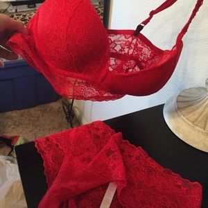 Red bralette and cheeky undies set❤️❤️