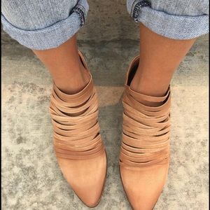 Free People Beautiful tan booties size 39/8.5