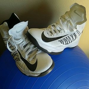 Like new! Men's Nike Hyperdunks
