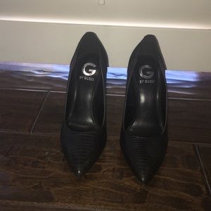 black pump heel