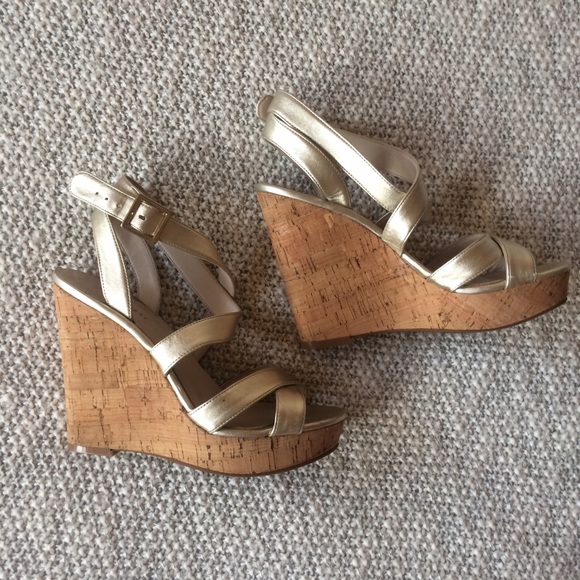 ✨White gold Nine West wedges ✨