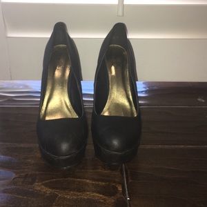 black pump heel