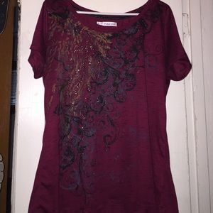 Rhinestone designed short sleeved maroon top.