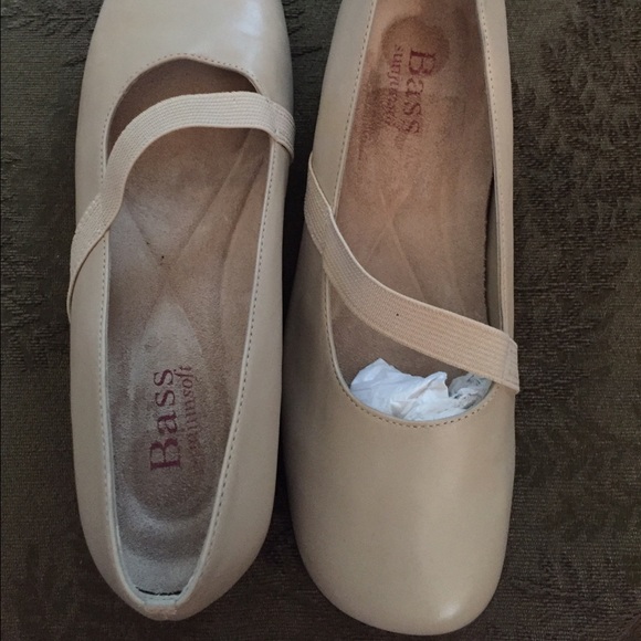 Bass...like new...nude Mary Janes