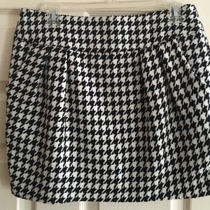 Houndstooth Print mini skirt with pleats!