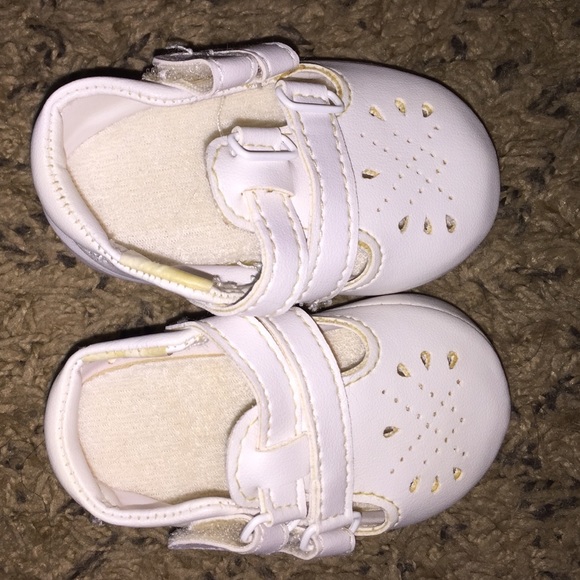Adorable all white baby shoes. - Picture 1 of 2