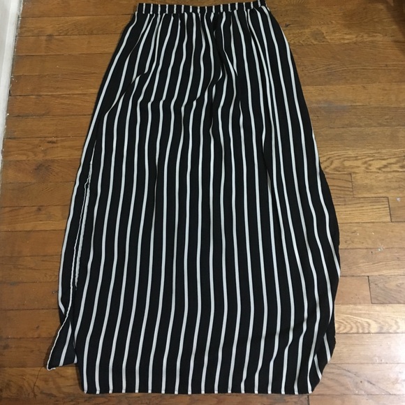 Black & white vertical stripe skirt ✨✨