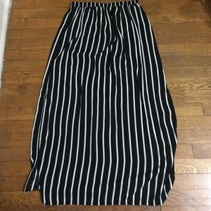 Black & white vertical stripe skirt ✨✨