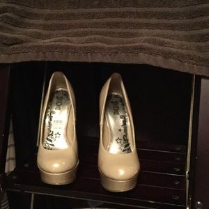 Nude patent leather pump