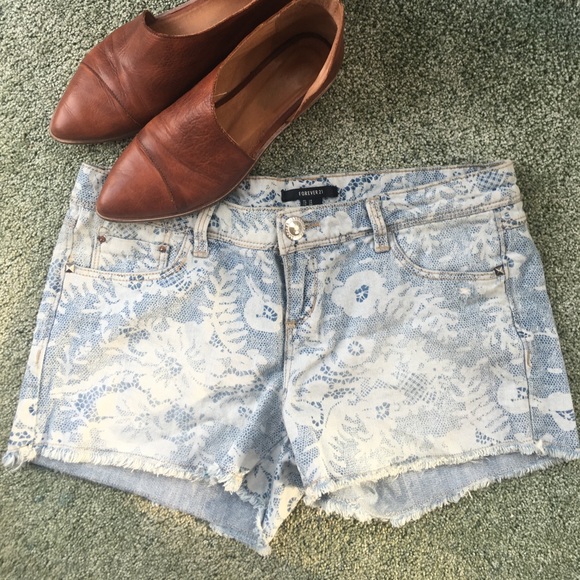 Forever 21 Pants - ❤️Floral jean shorts