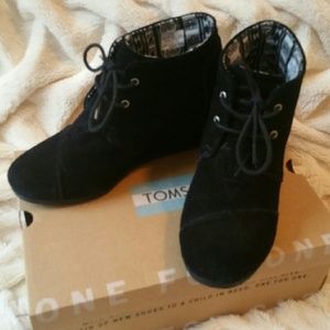 *NWT* TOMS SUEDE ANKLE BOOTS LACE UP DESERT WEDGE