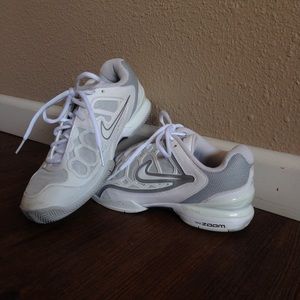 nike tennis shoes