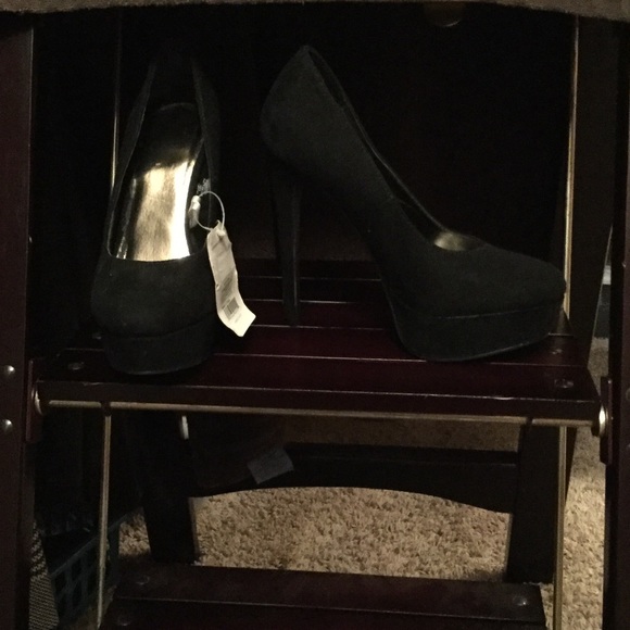 Brand new with tag black pump. Looks like suede.