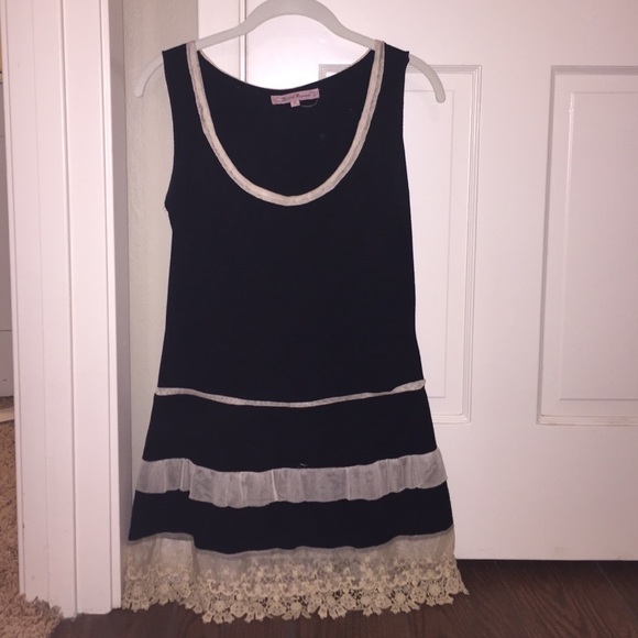 Sz Small Black Tunic w/ tan lace and mesh accent