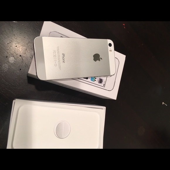 Apple IPhone 5s Silver (BOOST) 16gb Gently Used - Picture 4 of 4