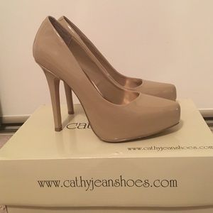 Cathy Jean nude patent leather pumps (7.5)