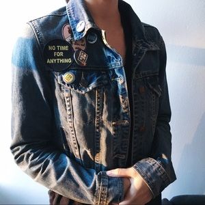 TREND ALERT/HOST PICK 🎉 Jean Jkt w/ Pins, Patches
