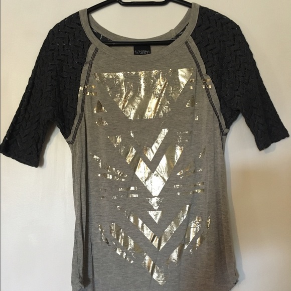 Like New! Buckle Tee!