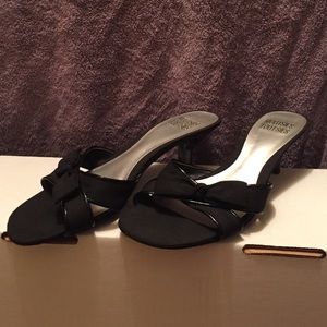 Low heel bow sandal