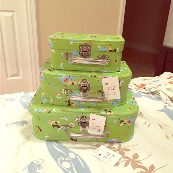 Paper/cardboard suitcases
