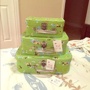 Paper/cardboard suitcases