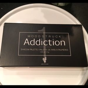 Younique Moodstruck Addiction 1 eyeshadow palette