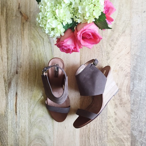 Halogen Shoes - Leather wedge sandals