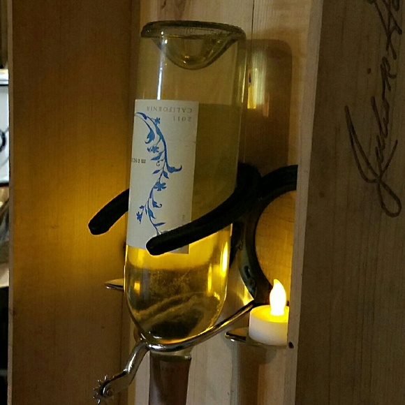 Romantic wine bottle display - Picture 3 of 3