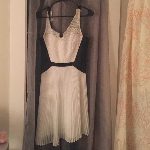 NWT MaxandCleo size 4 black and white dress.