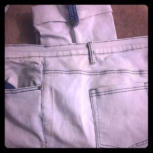 Crisp white, Stretch denim Capri pant.