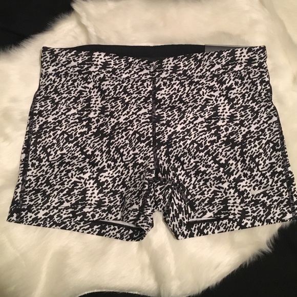 Nike Essential Tight Fit 3" Shorts