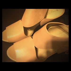 Leather sandal. Never worn. Beige