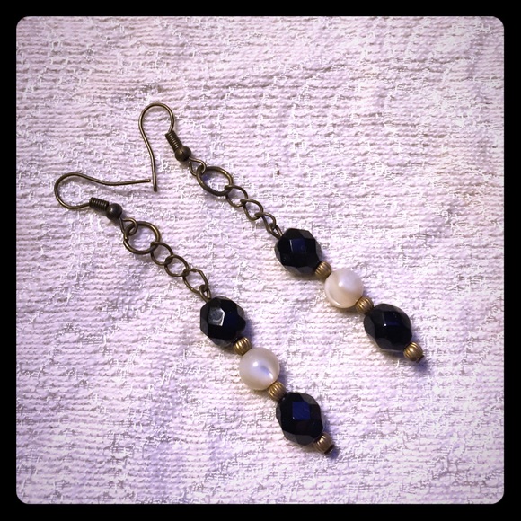 🎉3for$10🎉 Vintage Black and White Bead Earrings - Picture 2 of 3