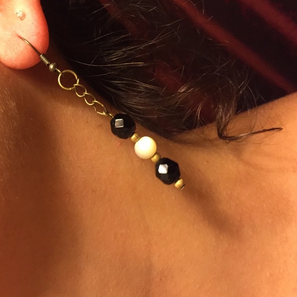 🎉3for$10🎉 Vintage Black and White Bead Earrings - Picture 1 of 3