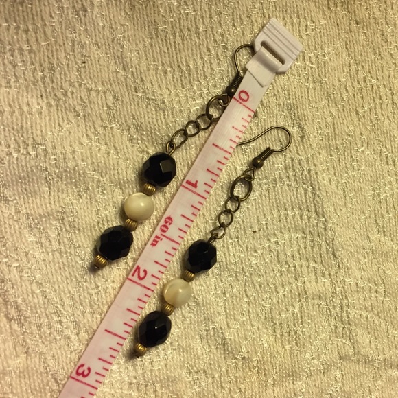 🎉3for$10🎉 Vintage Black and White Bead Earrings - Picture 3 of 3