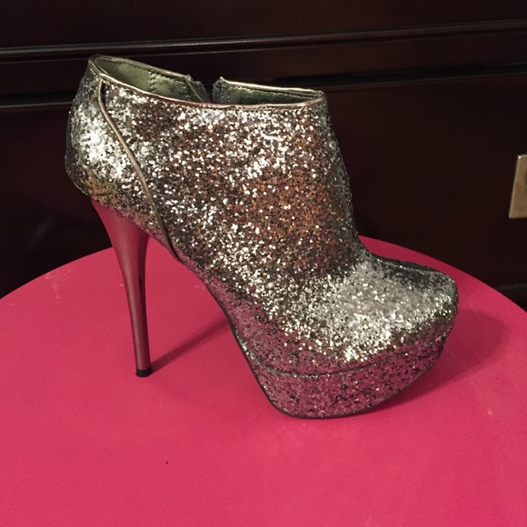 Qupid Shoes - Silver/Pewter sequined stiletto booties. NEW
