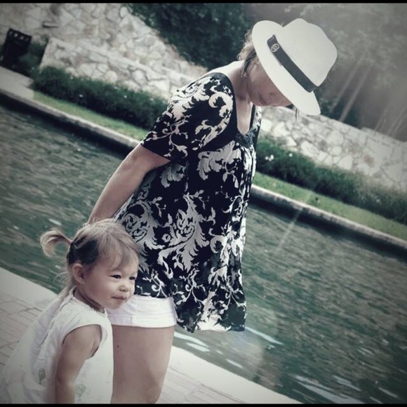 Meet your Posher, Lauren - Picture 2 of 6