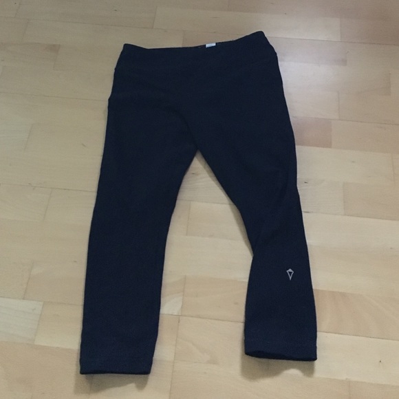 All Black Ivivva Athletica Cropped Leggings