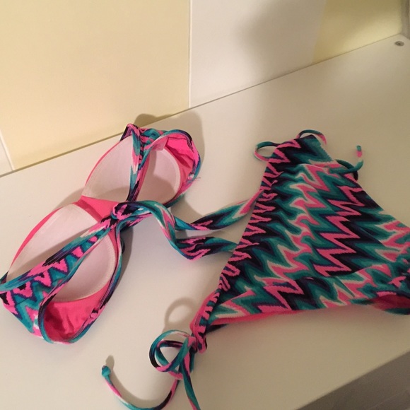 Bikini (top & bottom) - Picture 2 of 2