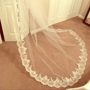 Chantilly Lace Diamond White Chapel Veil