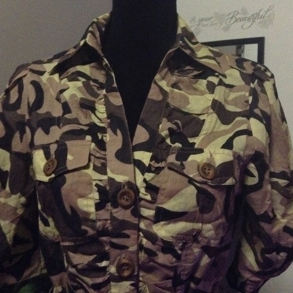 🍭3 for 15 🍭NWOT Camo top❤️ - Picture 2 of 2