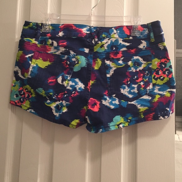 Funky Denim shorts - Picture 2 of 3