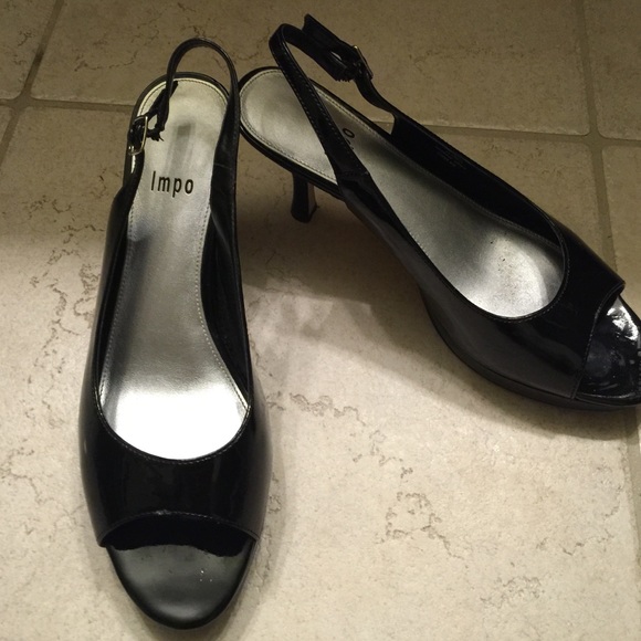 Patent leather sandals in excellent condition.