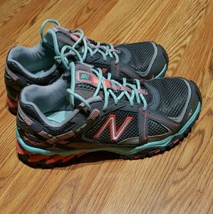 New Balance women's tennis shoe