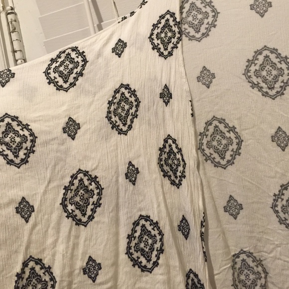 White kimmo with black designs - Picture 2 of 2