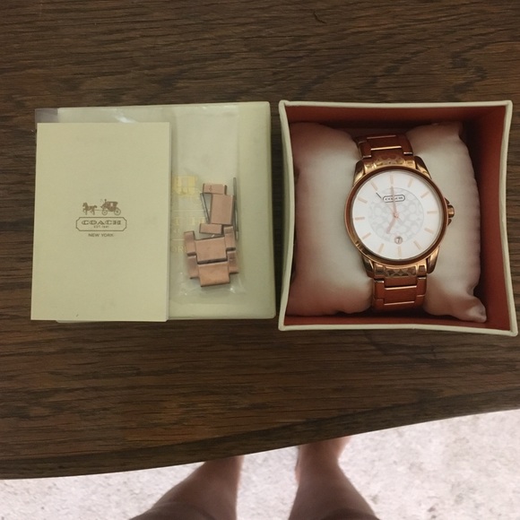 Coach watch in rose gold - Picture 4 of 4