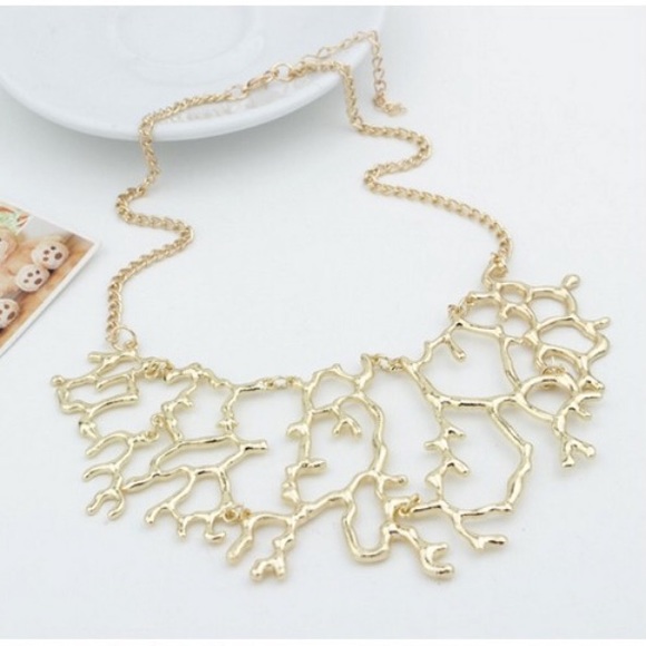 ❗️one left❗️Statement Necklace - Picture 3 of 4